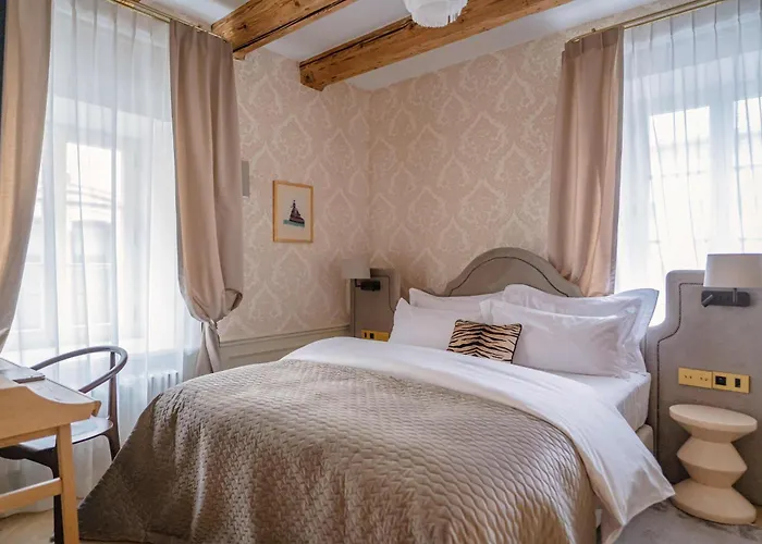 Unicus Palace Old Town - Destigo